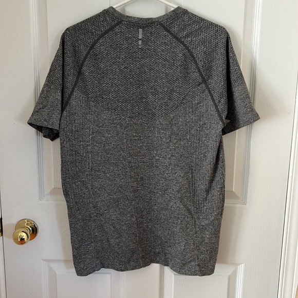 Old Navy Active Vented Workout Shirt. Men’s Medium. Nice fitting. - Picture 2 of 5